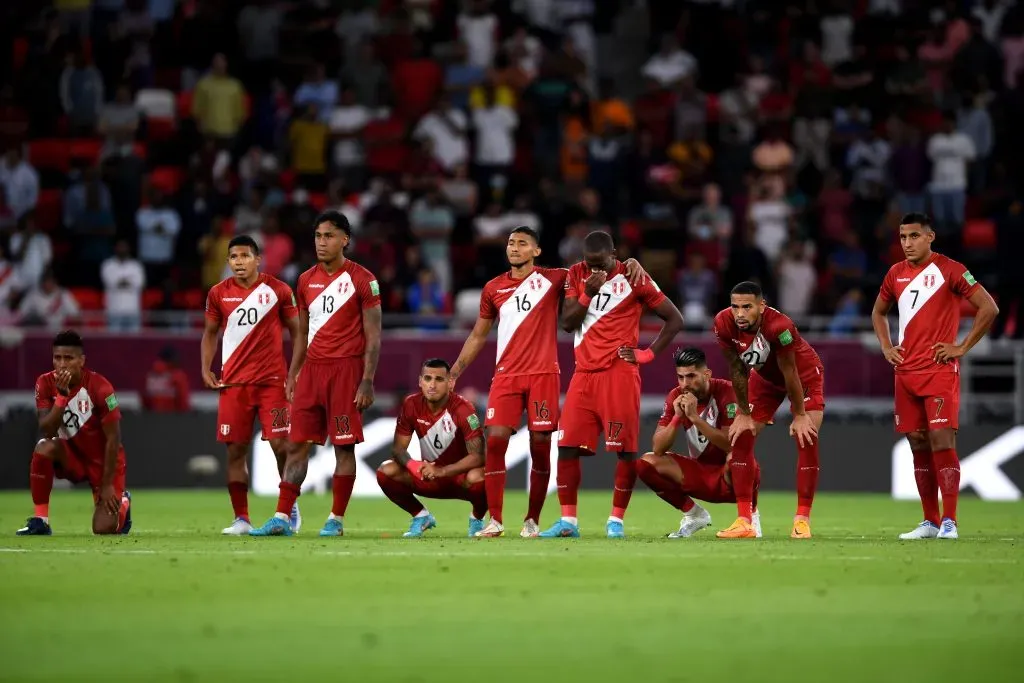 DOHA, QATAR – JUNE 13: Peru watches on as the penalty shootout takes place in the 2022 FIFA World Cup Playoff match between Australia Socceroos and Peru at Ahmad Bin Ali Stadium on June 13, 2022 in Doha, Qatar. (Photo by Joe Allison/Getty Images)