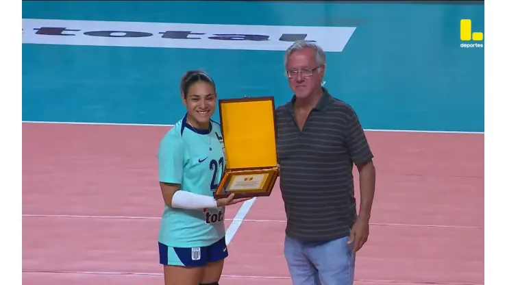 Esmeralda Sánchez recibiendo premio por parte de la FPV