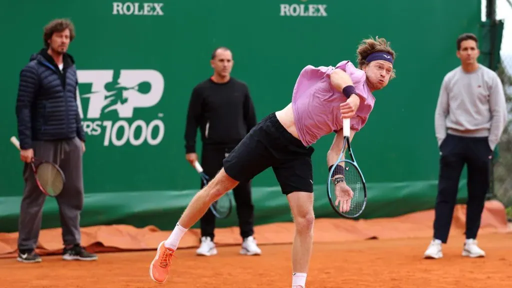 Rublev, ante la atenta mirada de Safin (Getty Images).