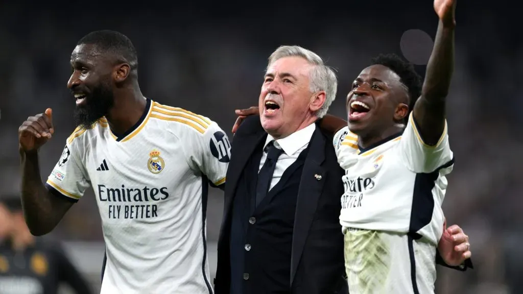 Ancelotti, buen manejador de grupos, junto a Vini Jr. y Rüdiger (Getty Images).