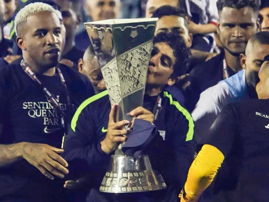 Chicho Salas bicampeón en Alianza Lima. (Foto: X).