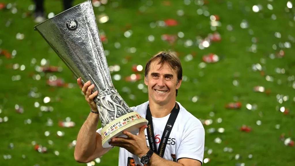 Julen Lopetegui, con el trofeo de la UEFA Europa League 2020 (Getty Images).