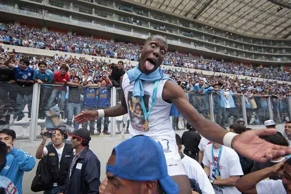 Luis Advíncula celebrando en Sporting Cristal. (Foto: X).