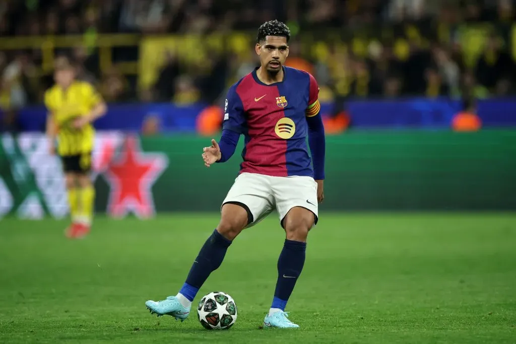 Ronald Araujo ante el Borussia Dortmund (Foto: Getty).