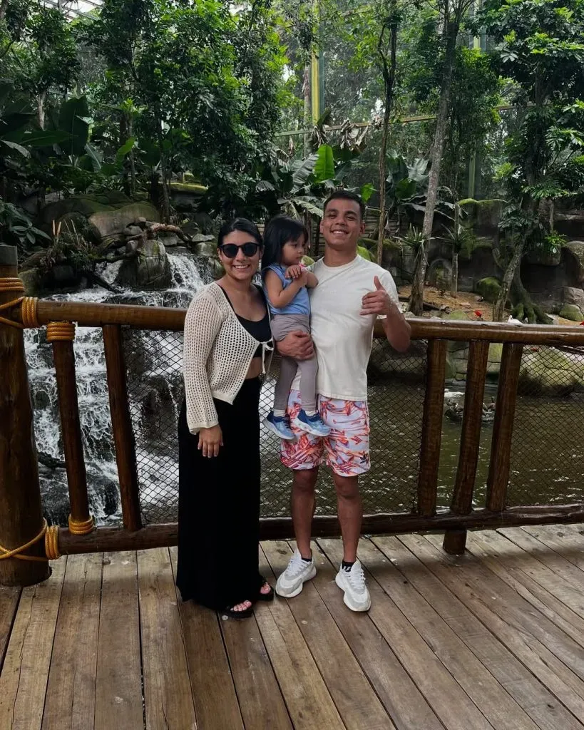 José Ochoa con su esposa e hija en Sao Paulo. (Foto: Instagram José Ochoa)