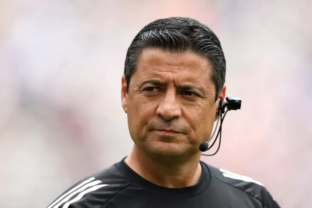 Juez Alireza Faghani en el Mundial de Clubes con la cámara corporal. (Photo by Luke Hales/Getty Images)