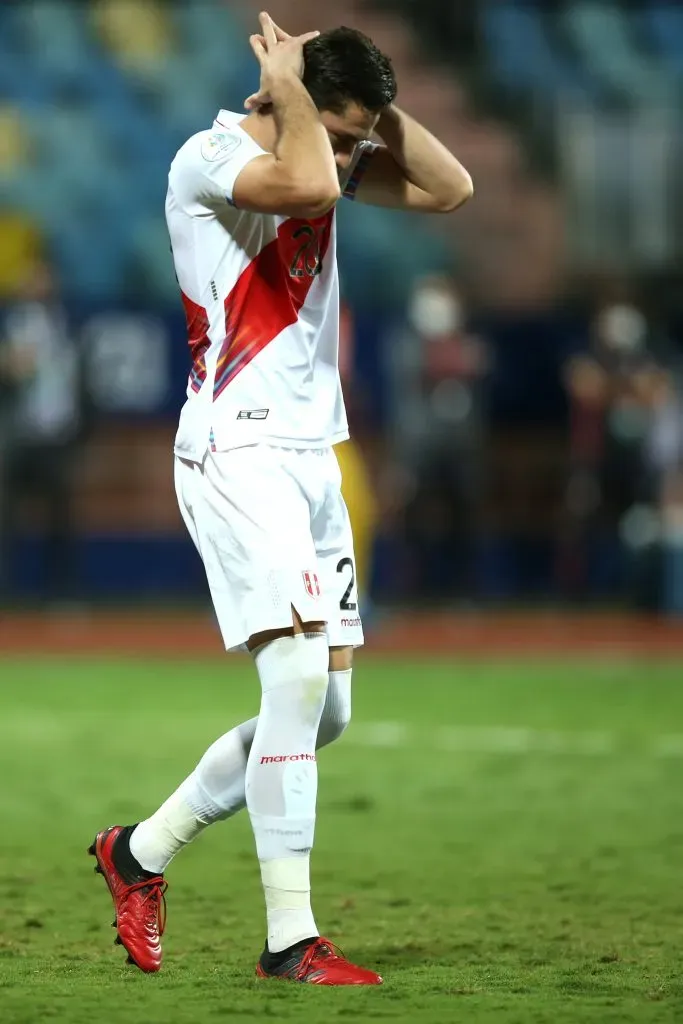 Santiago Ormeño sufriendo en la Selección Peruana. (Photo by Alexandre Schneider/Getty Images)