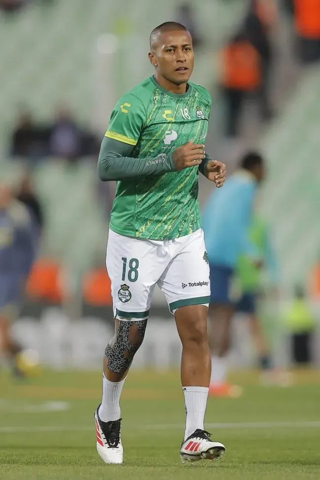 Pedro Aquino en Santos Laguna. (Photo by Manuel Guadarrama/Getty Images)