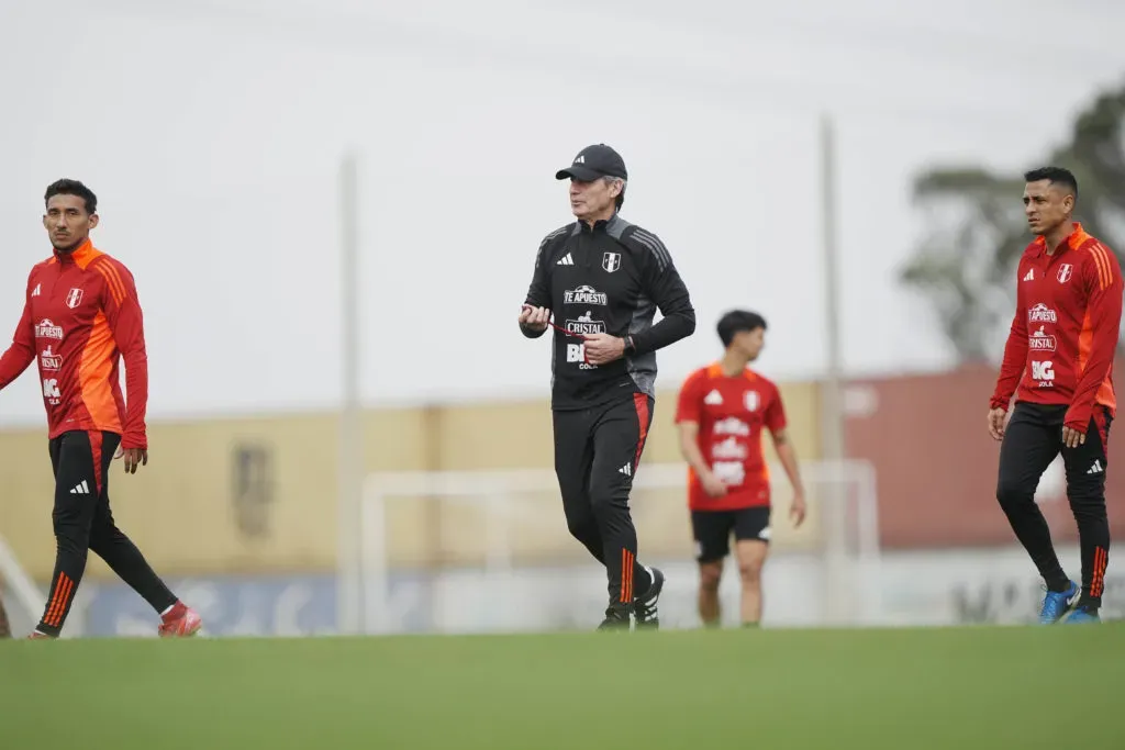 Óscar Ibáñez trabajando en la Selección Peruana. (Foto: FPF).