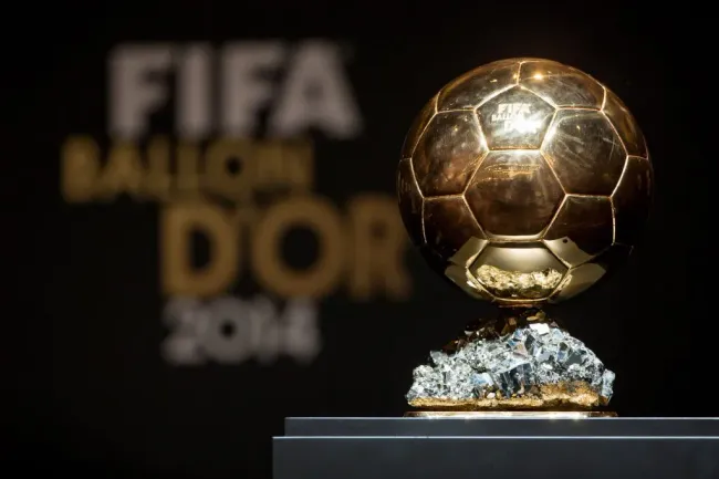 El Balón de Oro a entregarse esta tarde. (Photo by Philipp Schmidli/Getty Images)
