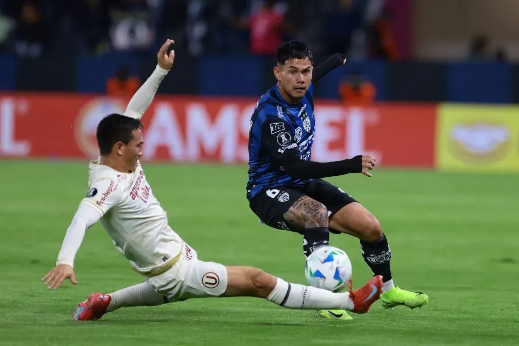 Jairo Vélez jugando la Copa Libertadores ante Independiente del Valle. (Photo by Franklin Jacome/Getty Images)