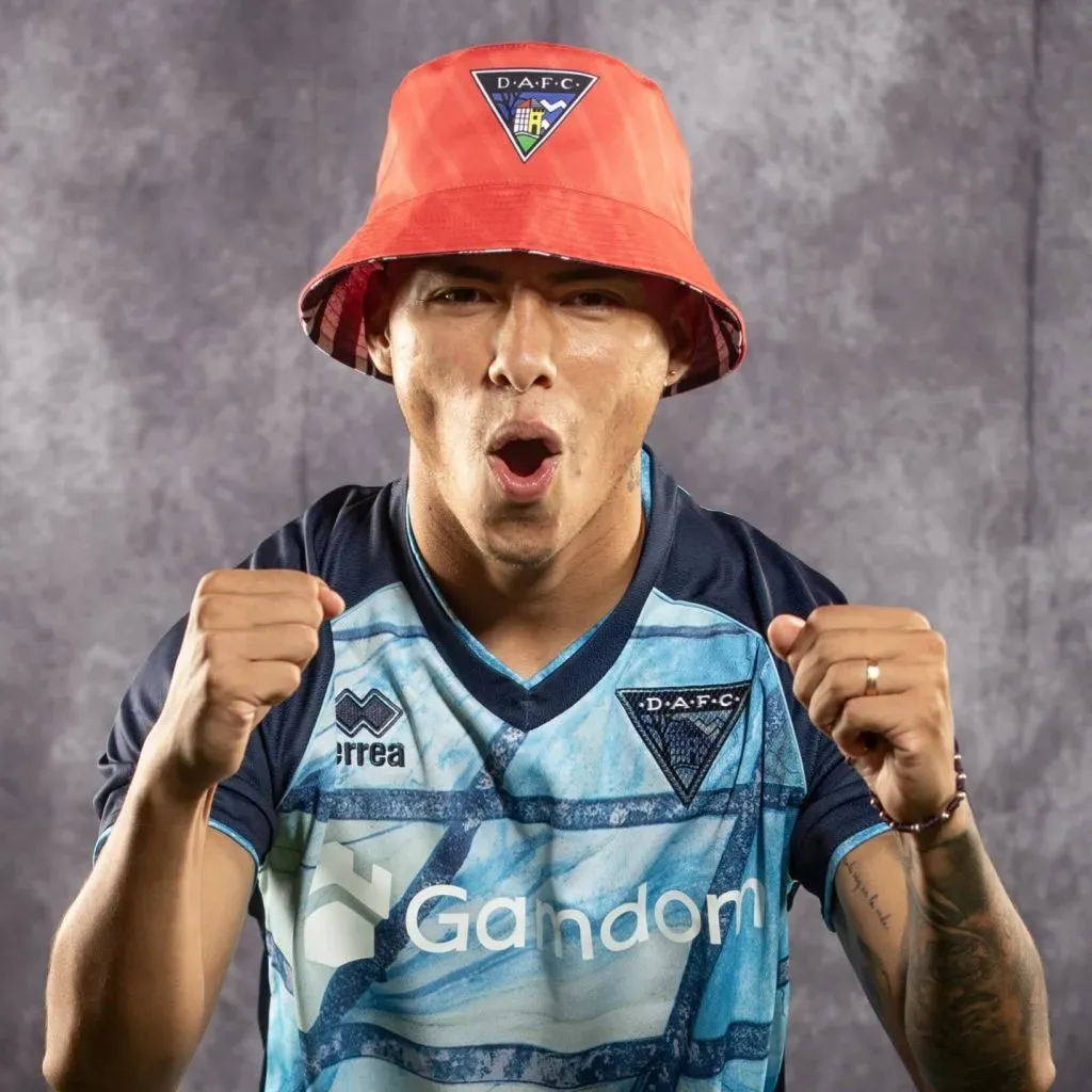 Jefferson Cáceres presentado en el Dunfermline Athletic. (Foto: X).