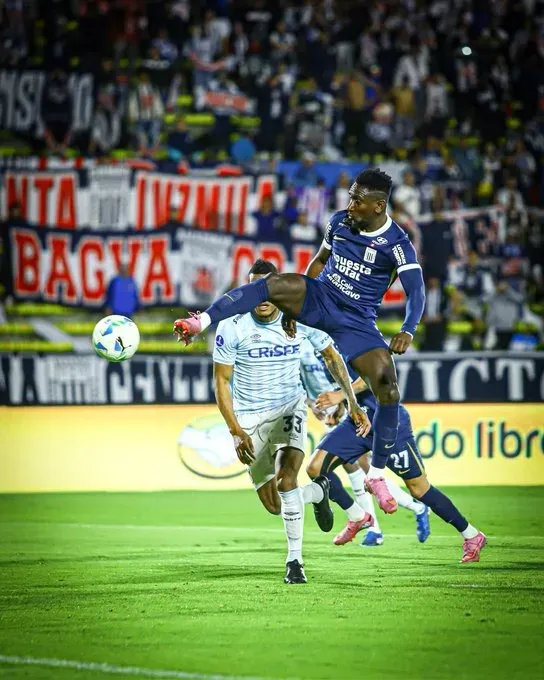 Eryc Castillo jugando la Copa Sudamericana. (Foto: X).