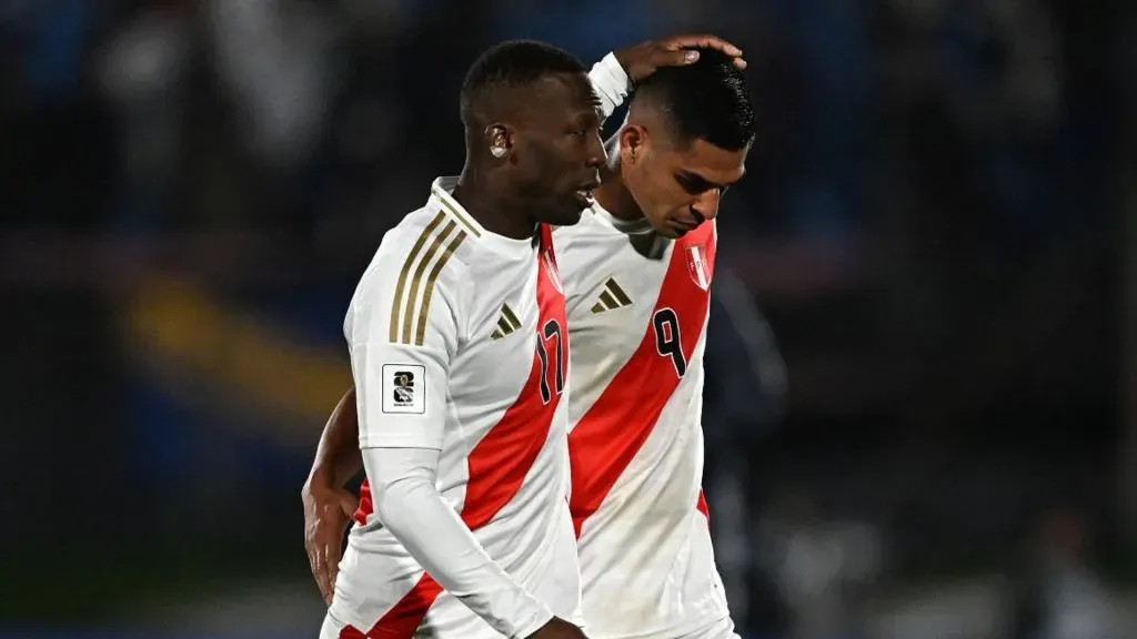 Luis Ramos, junto a Luis Advíncula luego de que Perú se quedó afuera del Mundial 2026 (Getty Images).