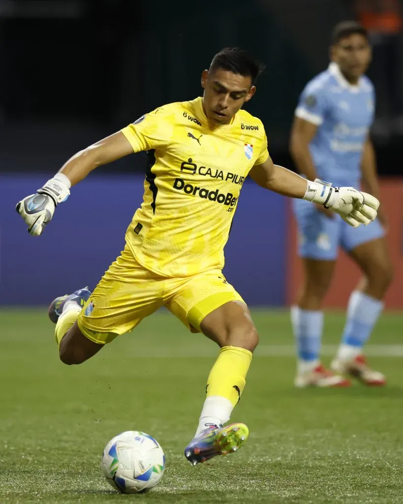 Diego Enriquez atajando con Sporting Cristal en la Copa CONMEBOL Libertadores 2025. (Photo by Miguel Schincariol/Getty Images)