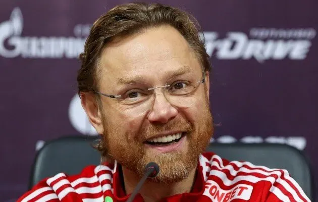 Valeri Karpin cargó contra la Selección Peruana. (Foto: X).