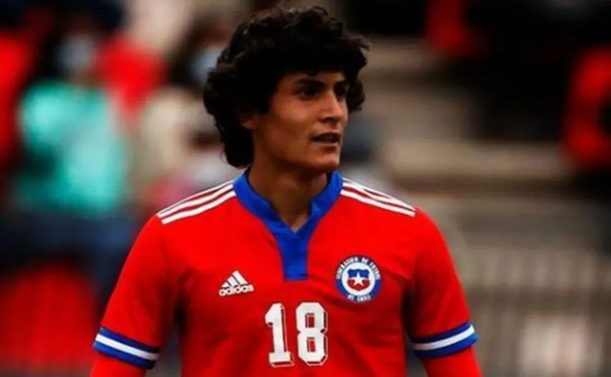 Pineau jugando por Chile.