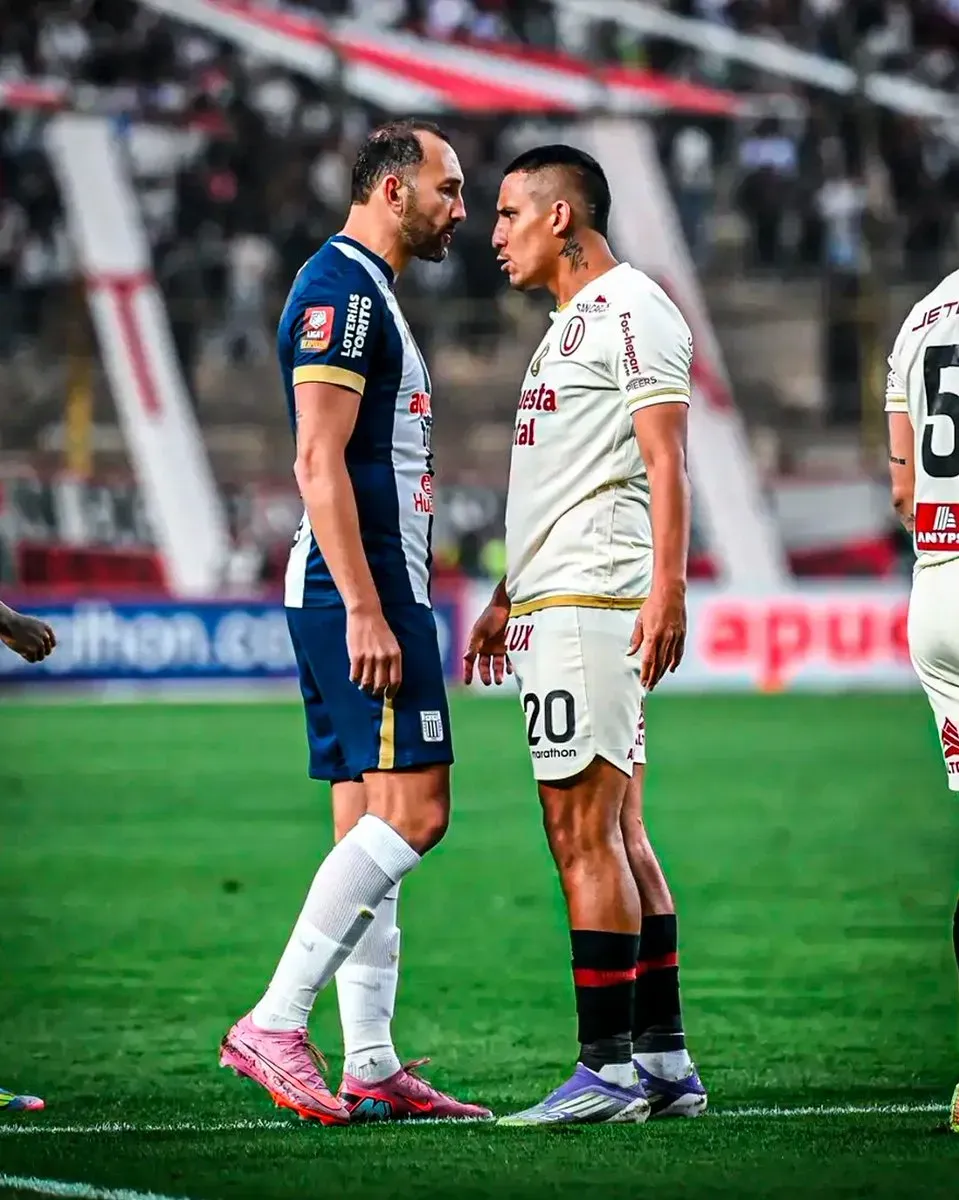 Alex Valera y Hernán Barcos discutiendo en un clásico. (Foto: X).