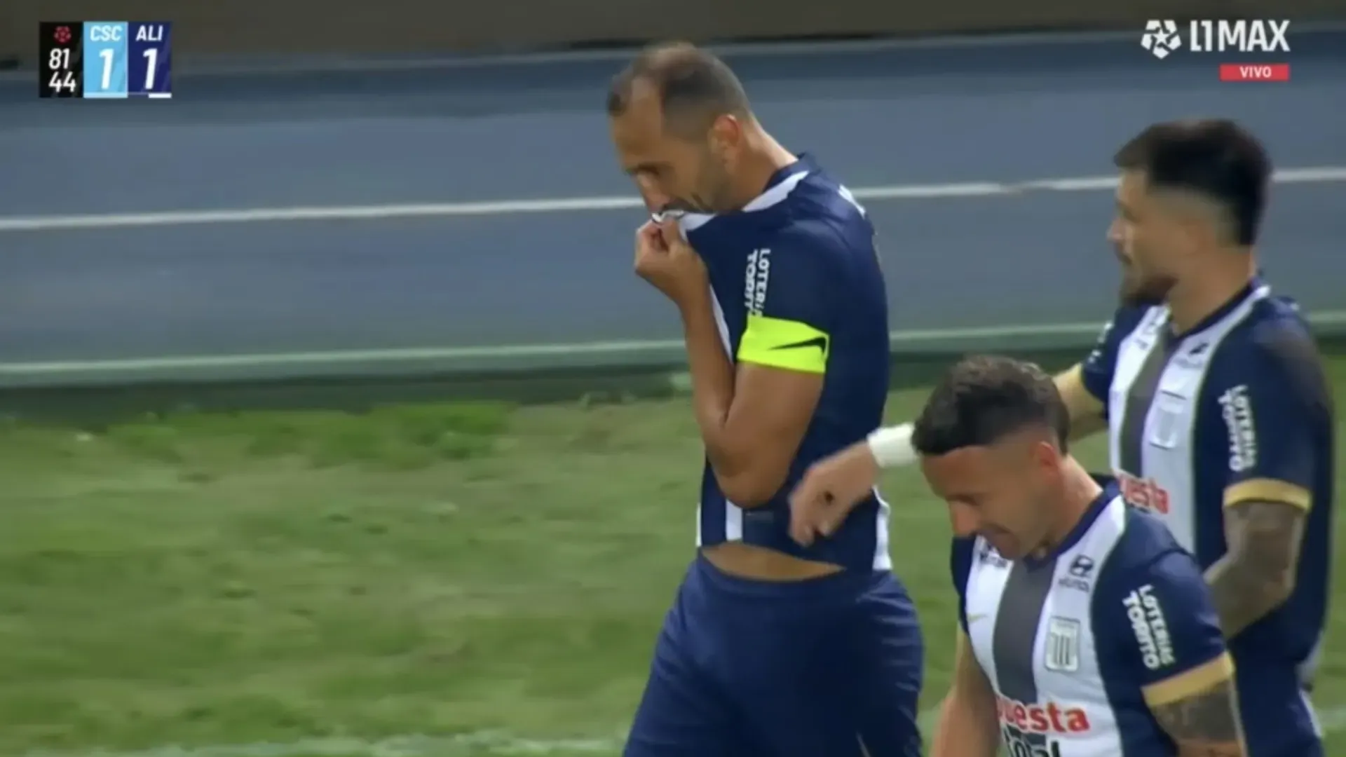 Hernán Barcos se besó el escudo de Alianza Lima tras su gol ante Sporting Cristal (Foto: Captura L1 Max).
