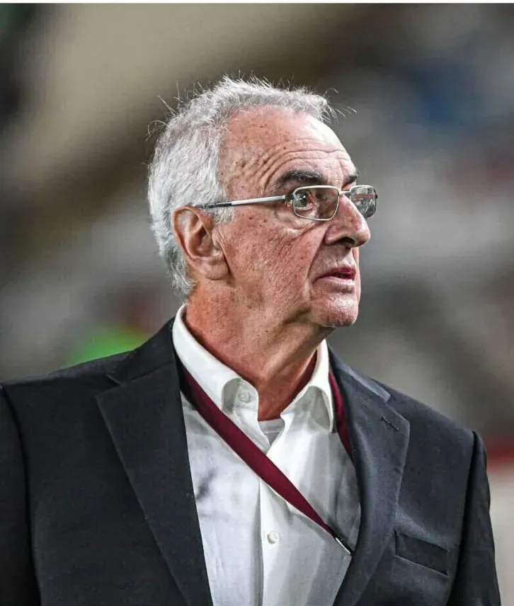 Jorge Fossati está expectante de su futuro en Universitario. (Foto: X).