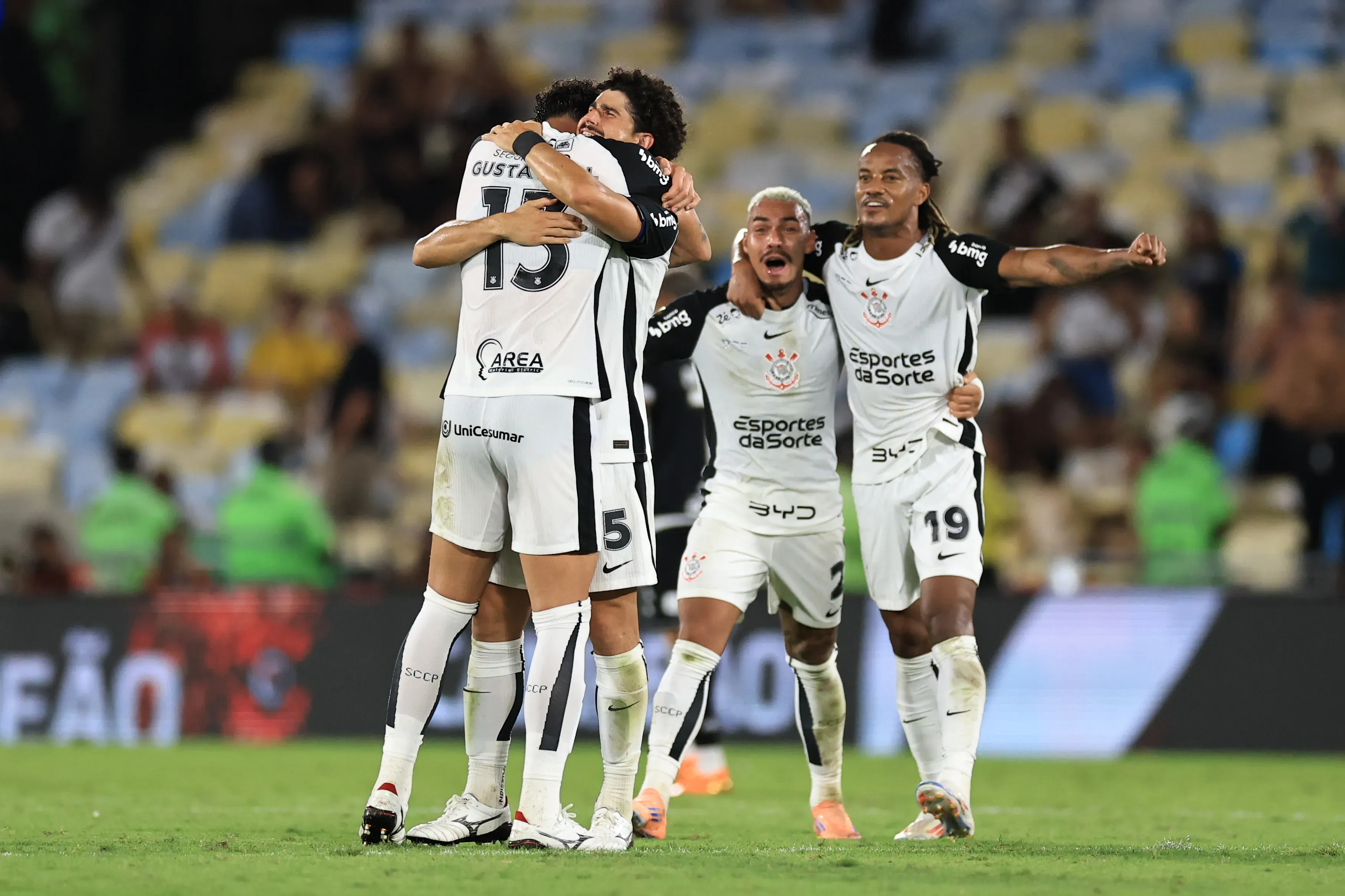Gustavo Henrique, André Ramalho, y Mateuzinho, junto a Andre Carrillo en el Corinthians vs. Vasco da Gama. (Photo by Buda Mendes/Getty Images)