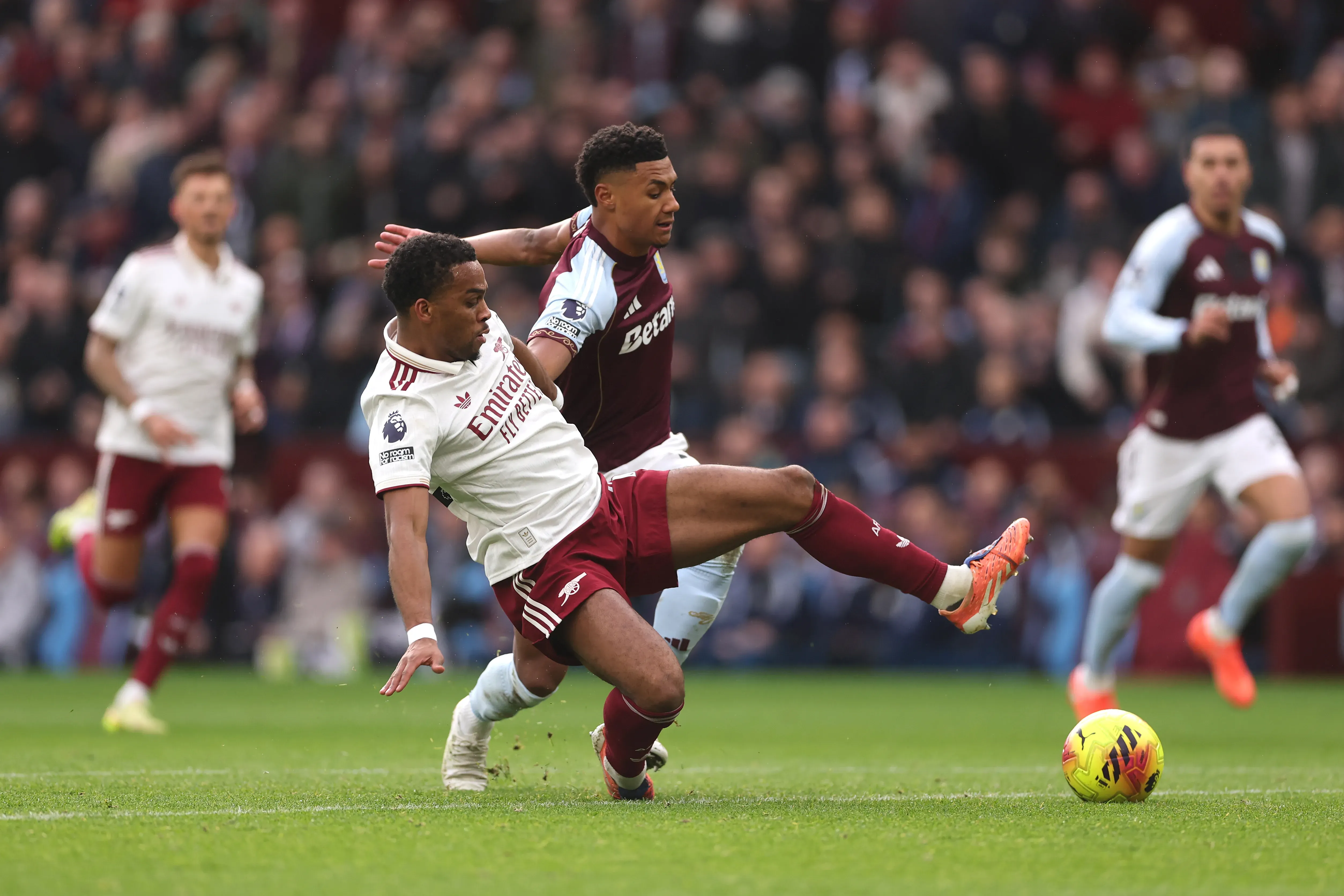 Jurrien Timber del Arsenal frente a Ollie Watkins del Aston Villa el pasado 6 de diciembre del 2025. (Photo by Alex Pantling/Getty Images)