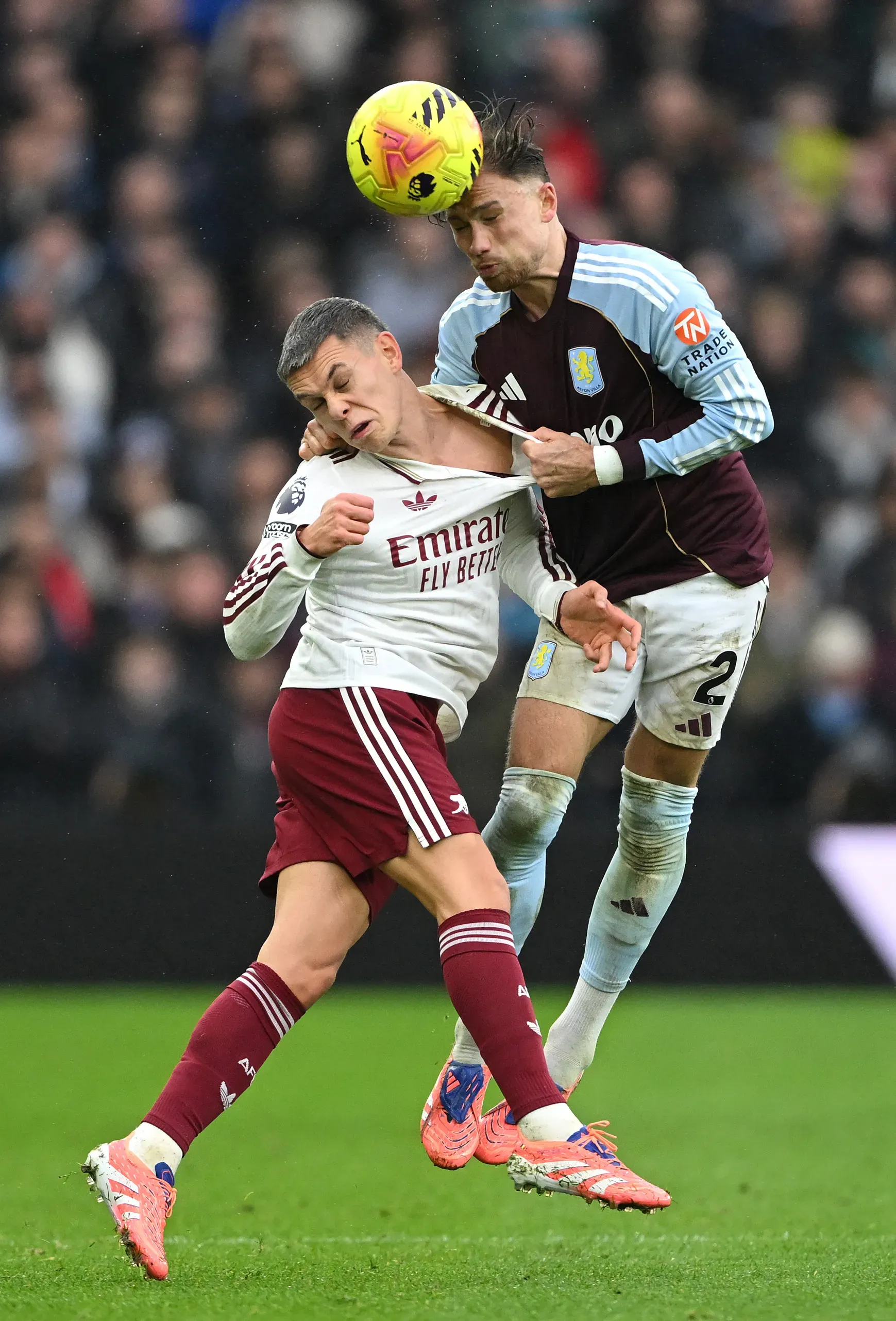 Matty Cash del Aston Villa contra Leandro Trossard de Arsenal por la Premier League. (Photo by Shaun Botterill/Getty Images)