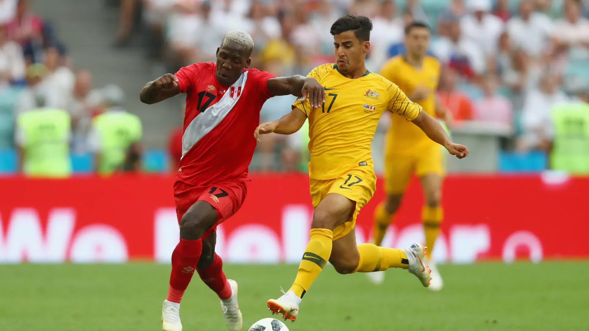 Luis Advíncula, en el partido entre Perú y Australia en Rusia 2018 (Getty Images).