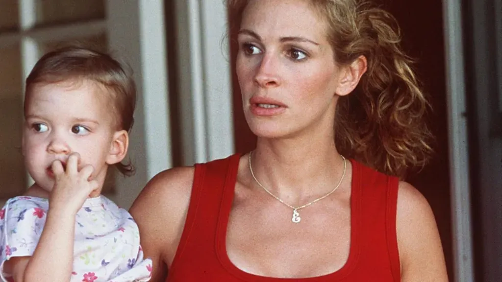 Julia Roberts and Brittany Pimental in Erin Brockovich. (Source: IMDb)