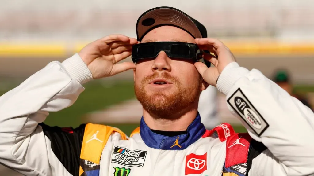 It’s important to watch the eclipse with glasses (Sean Gardner/Getty Images)