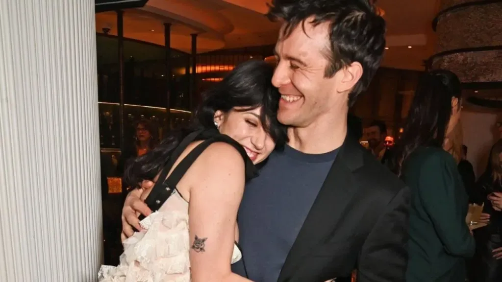 Harriet Cains and Luke Thompson in 2024 Vanity Fair Rising Stars party. (Source: @bridgertonstans)