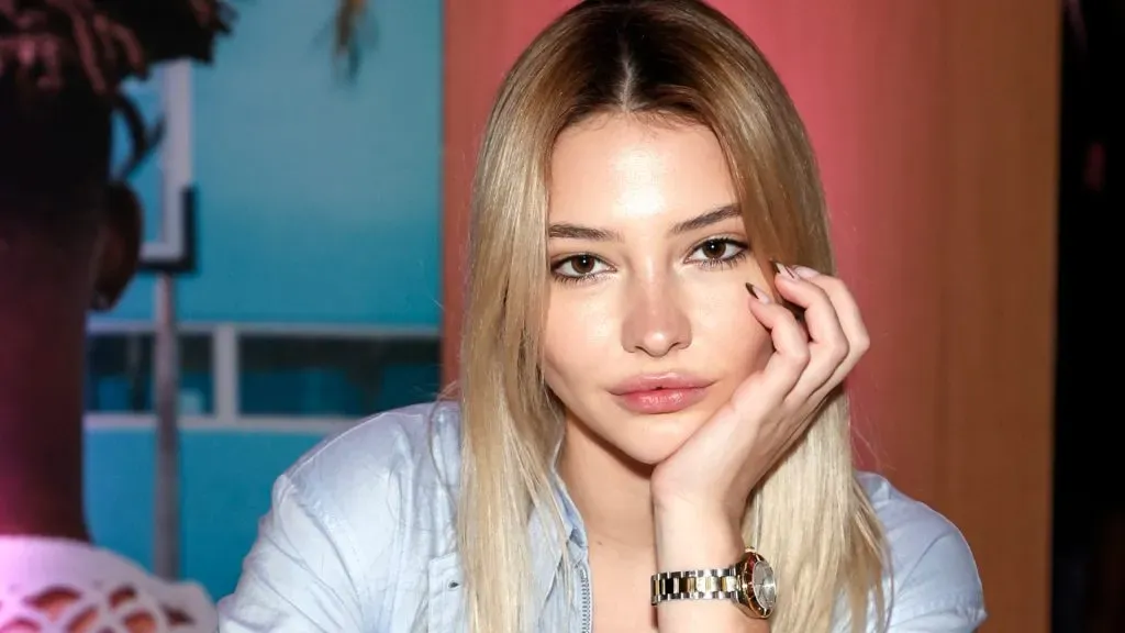 madelyn cline posing