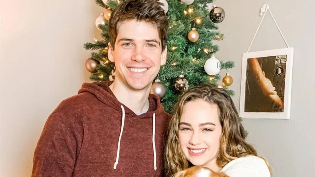 Brett Pierce and Mary Mouser. (Source: @missmarymmouser)