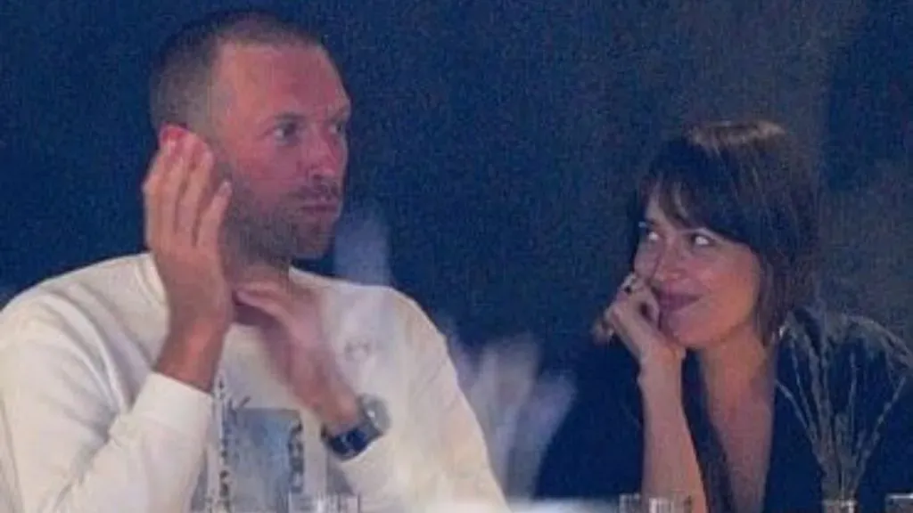 Dakota Johnson and Chris Martin. (Source: @dilelannister)