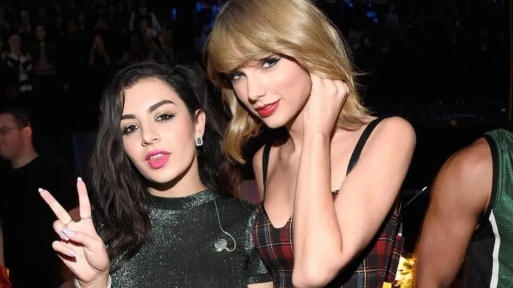 Charlie xcx and Taylor Swift in 2019. (Source: @spinorbinmusic)
