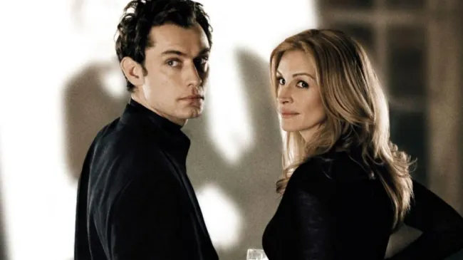 Jude Law and Julia Roberts in Closer (2004)