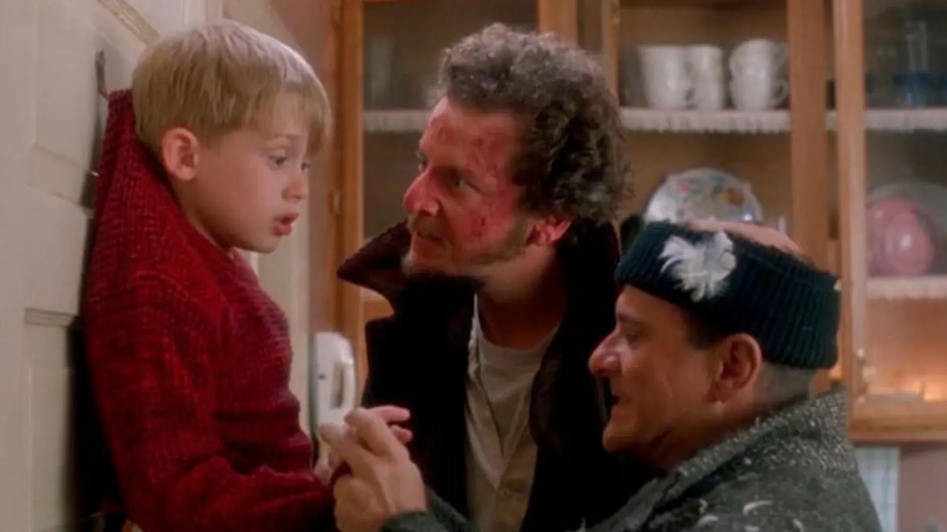 Macaulay Culkin, Joe Pesci, and Daniel Stern in Home Alone (1990)