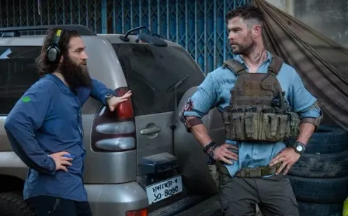 Sam Hargrave y Chris Hemsworth en Misión de Rescate (2020)