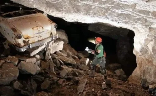 Un auto antiguo, dentro de la cueva que hallaron.