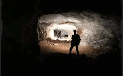 La oscuridad de la cueva que encontraron.