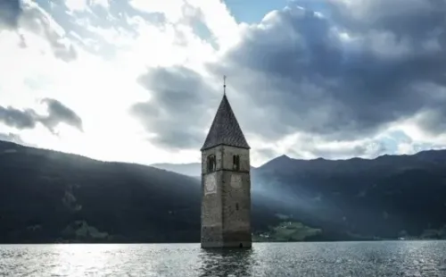 El misterioso campanario que aparece en la serie ‘Curon’.