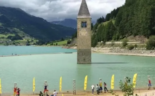 El campanario de la ciudad de Curon, en el Lago Resia (Italia)