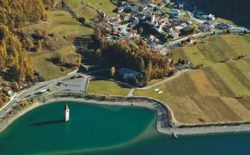 El pueblo de Curon Venosta, desde una vista panorámica.
