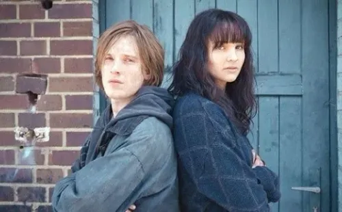Louis Hofmann y Lisa Vicari, protagonistas de ‘Dark’.