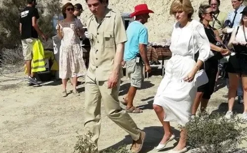 Josh O’Connor (Príncipe Carlos) y Emma Corrin (Príncesa Diana) durante el rodaje en España (Town and Country)