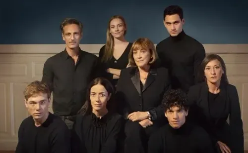 Carlos Cuevas, Ester Expósito y Alejandro Speitzer, en ‘Alguien tiene que morir’.