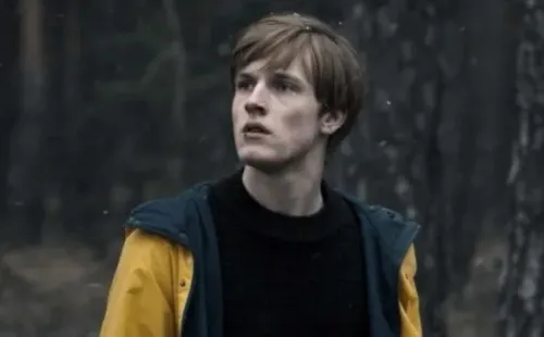 Louis Hofmann, interpretando a ‘Jonas’ en la serie ‘Dark’.