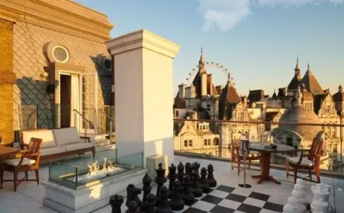 La terraza del hotel donde se hospedaron las estrellas de cine (corinthia.com)