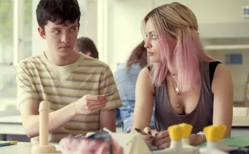 ‘Otis’ y ‘Maeve Wiley’, juntos en una escena de ‘Sex Education’.