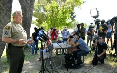 Sargento Kevin Donoghue explica el hallazgo en el lago Piru (GETTY)